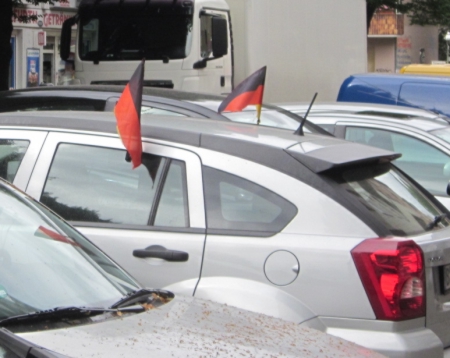 Auto mit korrekter Fahne Herrfurthstrasse Juni 2014