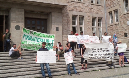 Geflüchtete protestieren vor Rathaus Neukölln